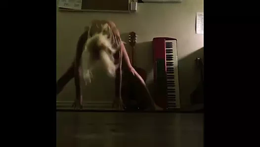 Yaşlı kadın egzersiz yapıyor