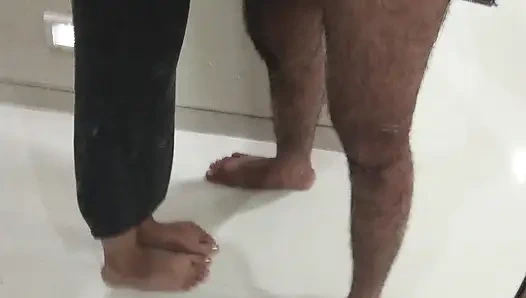 Patron ve sekreter. Yaşlı genç kız. Patron genç sekreteri sikiyor ve iki kez boşalıyor. Elle muamele yarak. Mastürbasyon