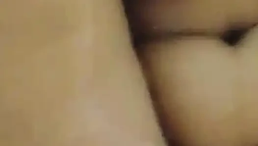 Komşu Komal'ı onu parmaklarken gördü, arazisini tuttu ve altına çekti, sonra üstüne işedi