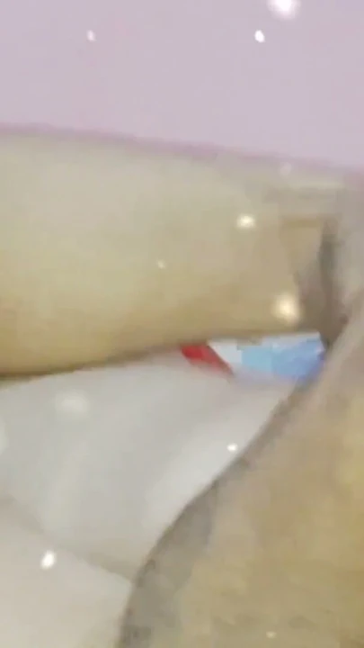 Güzel anne, sahip olduğu oyuncakla birlikte gelen şeyden keyif alıyor | Klip 1