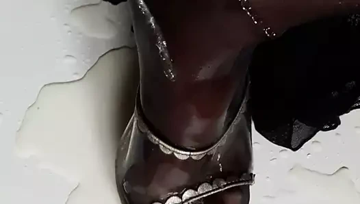 külotlu çorap ayaklarıma işemek