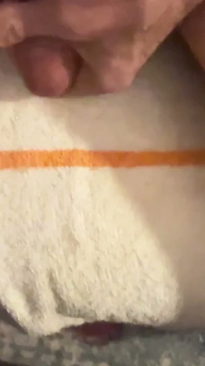 Tüylü penis zamanı, sert sikini benimle birlikte çıkar ve soyunalım, güzel bir boşalmaya teşvik edelim | Klip 1