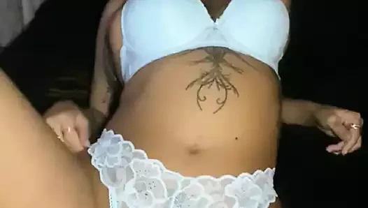 Azgın gotik genç kız küçük göt deliğini parmaklamayı seviyor