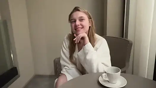 Büyük yaraklı bir kurye jucie porno aktrisini sikiyor ve amına boşalıyor