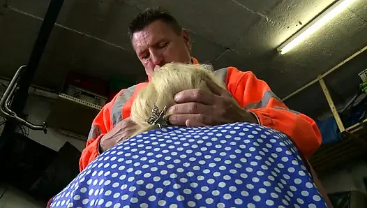 Dövmeli sarışın azgın adamdan sikiliyor