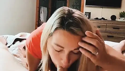 Ünlü ateşli evli kadın kocasına ev yapımı seks kasetinde biniyor