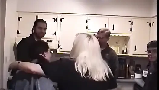 Olgun sarışın orta yaşlı seksi kadın büyük zenci yarağıyla grup sekste dölleniyor