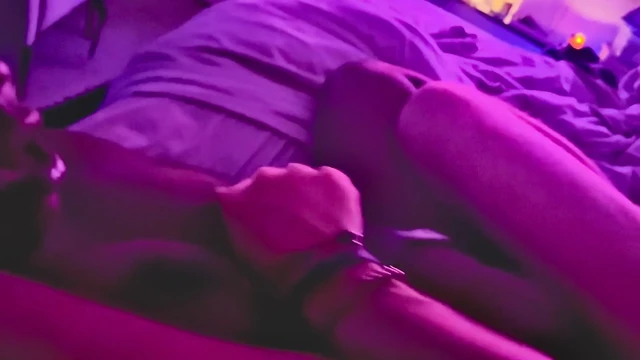 İri göğüslü zenci üvey anne beyaz üvey oğlunun amını yalamasına izin veriyor.