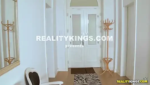 Reality Kings - Lovenia Lux anal sekse bayılıyor