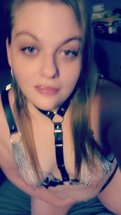 Seksi iç çamaşırlı iri güzel kadının vücudunu gösteriyor