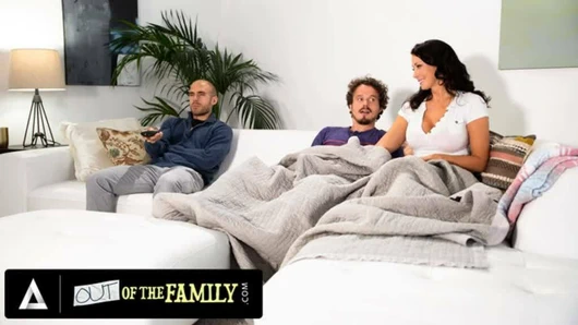 Reagan Foxx üvey oğlunun sikini çok istiyor