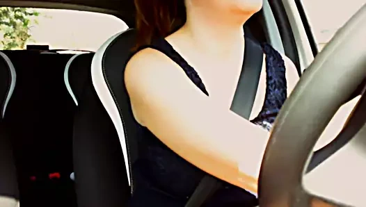 Üvey annen arabayı sürüyor ve amını ıslatıyor