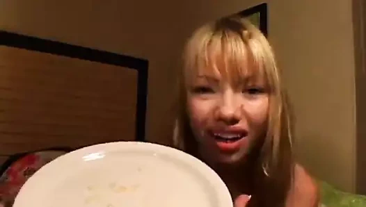 Güzel Asyalı kız bir tabağa balgam tükürür ve bize gösterir