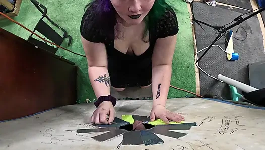 Gotik genç kız deliğini ziyaret etti onu emiyor