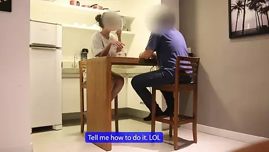 Onlar evde yalnızken kocasının arkadaşının sikini sikiyor ve emiyor.