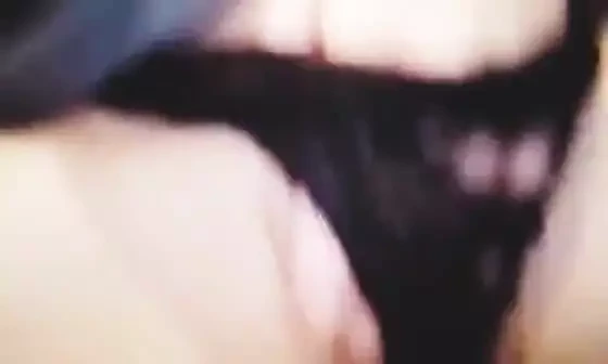 Милфа играет с текущей мокрой киской и сквиртует