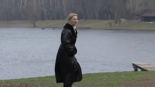 Deri giyen kaltak iskelede işiyor