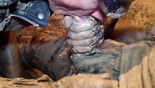 Çamurda oynayan Leathergays, çamurlu deri çıkıntı