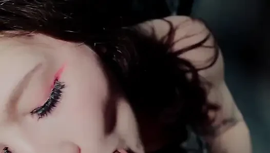 Beyaz kız tavşan fotoğraf çekiminin ortasında yarak emiyor