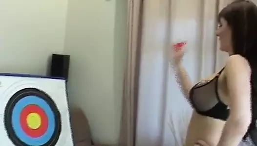 Demi ve Michelle dart oynuyor