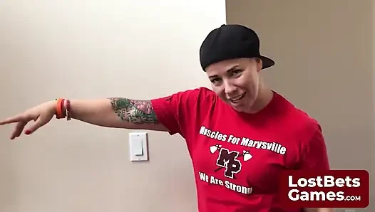 Doğum gününde dövme salonunun dışında gergin bir şekilde durdu