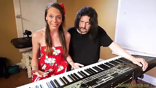 Sevimli amatör bir şarkıcı olmak isteyen sert becerdin alır