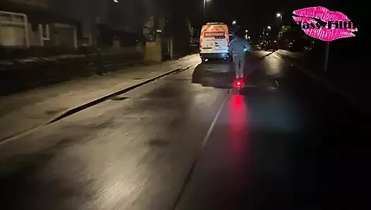 Üzerinde pantolon yok - yolda bir scooter sürmek