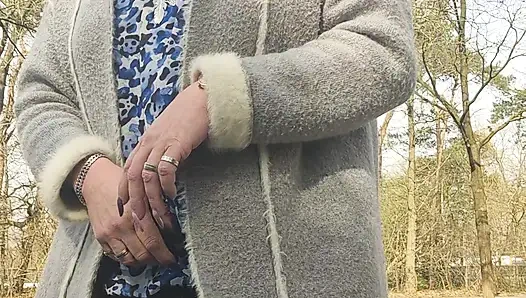 Dışarıda sigaranın tadını çıkarıyor