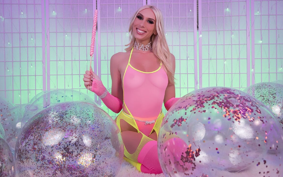 Ateşli barbie kız kay güzel vr yarak ve taşak emiyor
