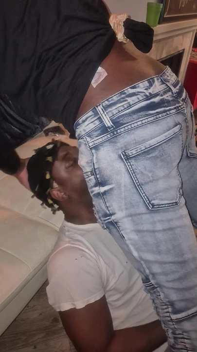 Yüze oturma tükürük yutuyor yüz sikişi çılgınlığı alfa bu sürtüğün ağzına sahip!