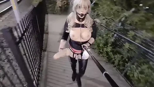Bir tren istasyonunda ve parkta yapay penis sürmek için kıyafetlerimi bırakmak