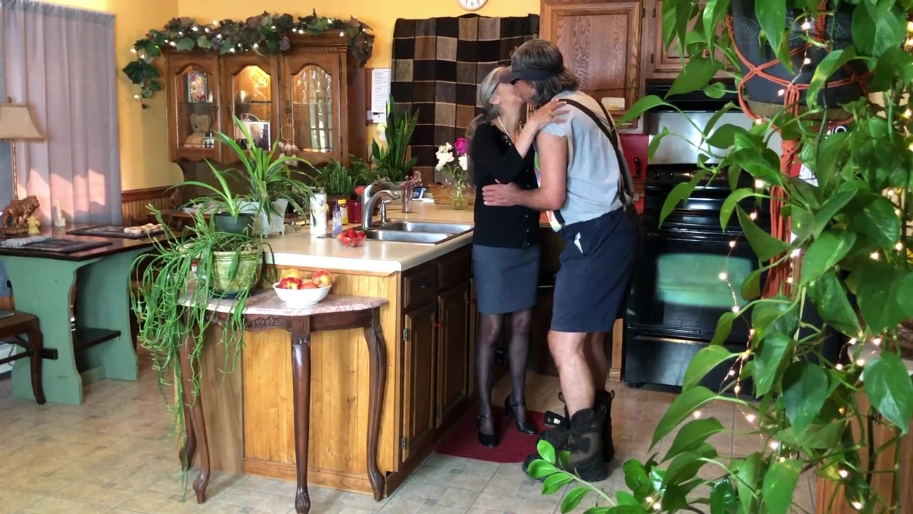 घर का बना - परिपक्व चोदने लायक मम्मी शादीशुदा पड़ोसी को बहकाती है