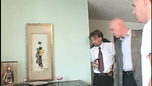 Adam yatakta başka bir adama sakso çektirirken kadının ayaklarını sikiyor