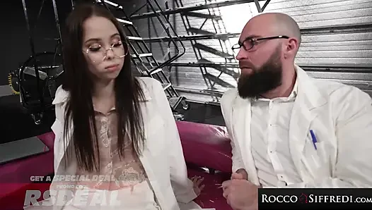 Rocco siffredi - minik Alice Ross büyük yarağı almakta zorlıyor
