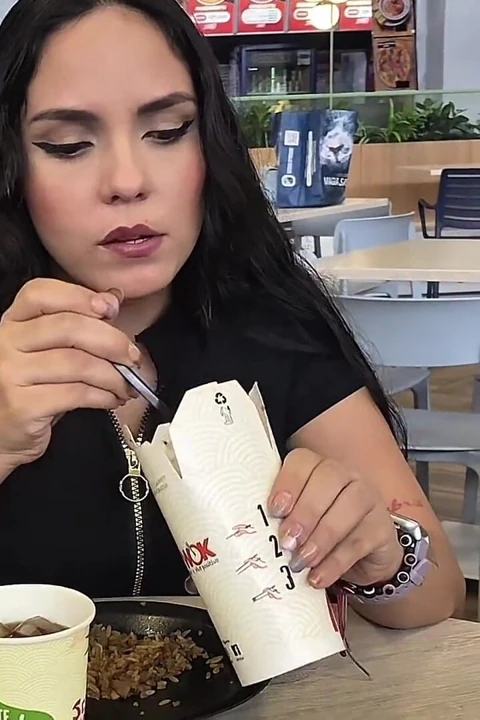 BÜYÜK BIR LATIN MILF ONU KEŞFETTIKTEN SONRA BENI DAIRESINE GÖTÜRÜYOR! - İspanyolca Porno