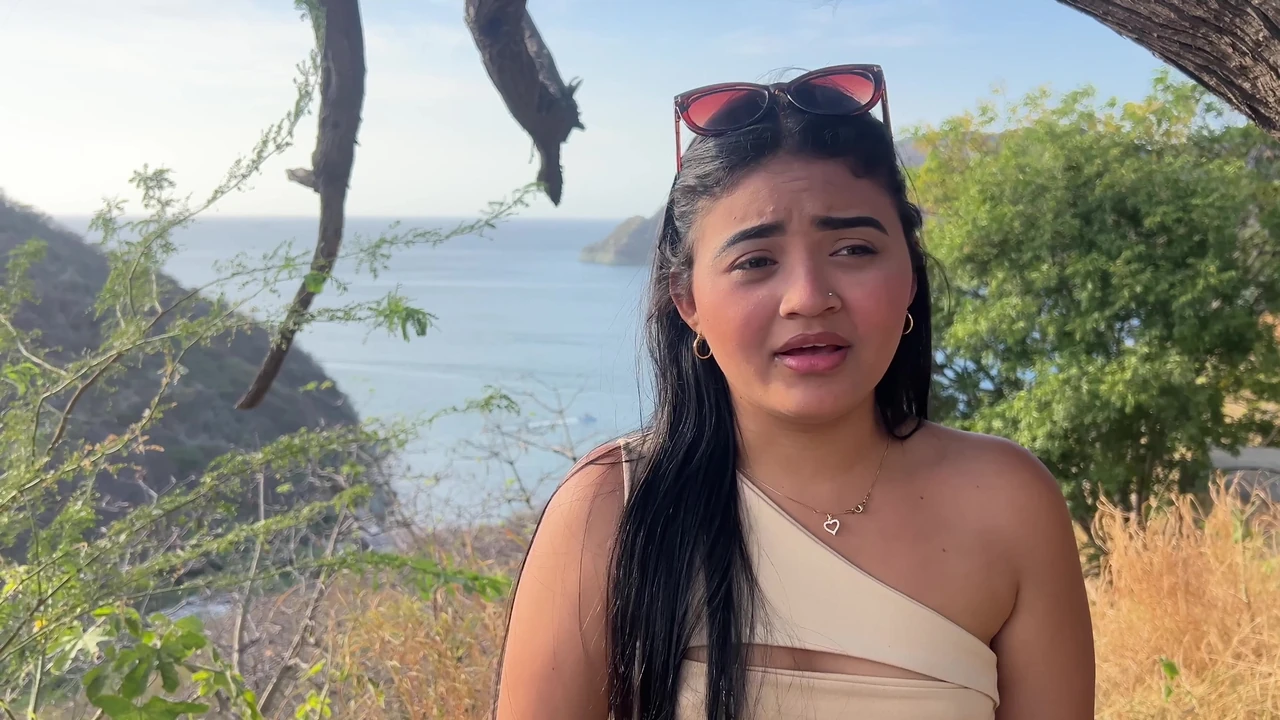 सुंदर पर्यटक पैसे के लिए एक अजनबी के साथ अपने पति को धोखा देती है