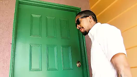 Dövme seven Coco Velvett'in sert yaraklı siyah bir ziyaretçisi var, bu yüzden onu sikiyor