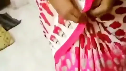Aldatılan bir koca, seksi Desi karısının sari giymesini istedikten sonra güzelliğine hayran kalıyor.