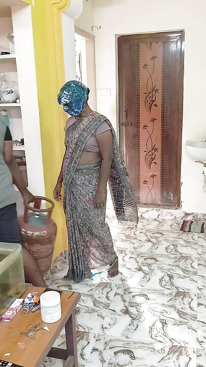House Wife Fucks the Gas Cylinder Delivery Boy