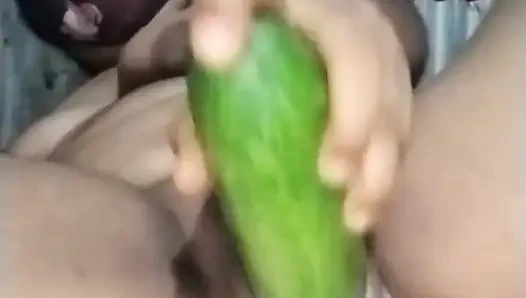 Hintli ateşli amcığım salatalık orgazmı ile sikişiyor