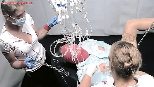 Dominatrix sahibe April, gerçek göğüslerini alıyor