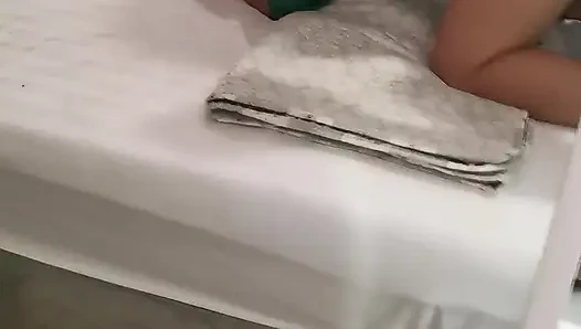 Kadın uçuş görevlisi binmeden önce alıyor