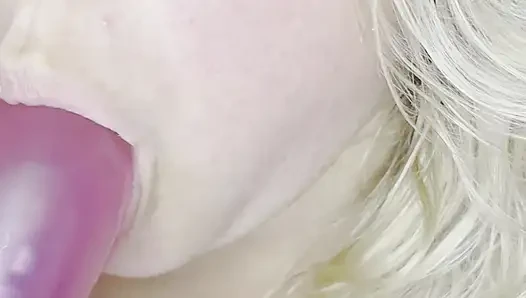 Seksi nişanlımın yarağını emiyormuş gibi yapıyorum