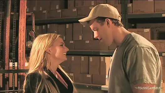 Paketi yaramaz sarışın piliçe teslim etmek çabucak sert bir seansına dönüşüyor