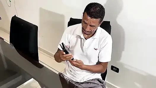 Baba üvey oğlunun kız arkadaşını onunla sikiyor
