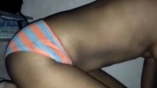 Hint bakire genç kız masturbates ona kedi