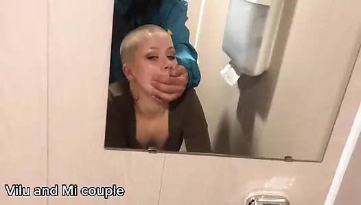 Vilu Vidish'i umumi tuvalette sikiyor