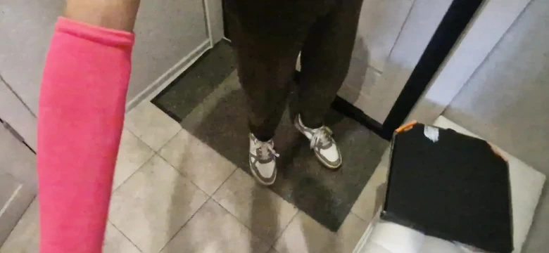 Pizzacı adam kapının önünde müşterinin yarağını emiyor, bu da geç olduğu için döl yutma bonusu oldu.