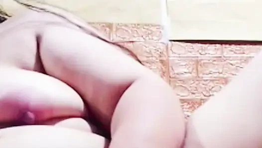 Ateşli kız ev yapımında mastürbasyon yapıyor