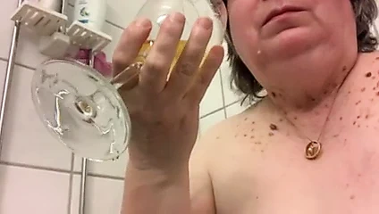 İsveçli büyükanne çişini yapıyor ve kendi sidiğini içiyor